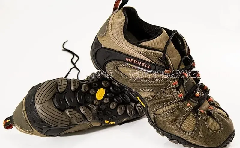 2025：未来时尚的创新步伐——最新推出的紫色运动鞋设计